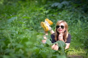 春日踏青草丛美女风景图片